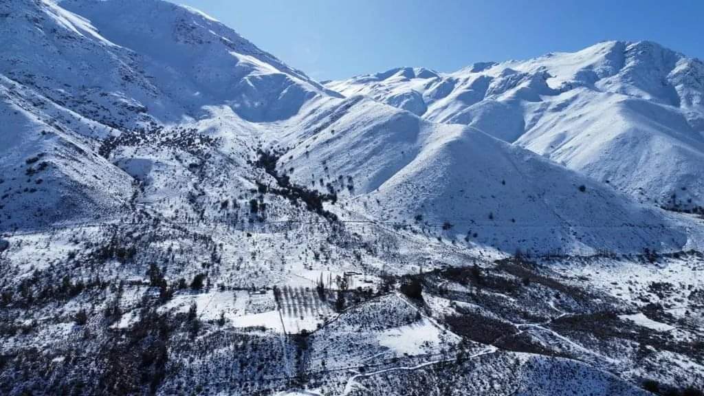 denis_cortes's tweet photo. Y porque la historia se cuenta completa, así se ve hoy nuestra cordillera. Absolutamente cubierta de ❄️ nos alegra mucho y por lo mismo muchas familias han llegado hasta el sector de #ElPiche hoy
#Illapel @MUNI_ILLAPEL https://t.co/8AO0oPCwiy