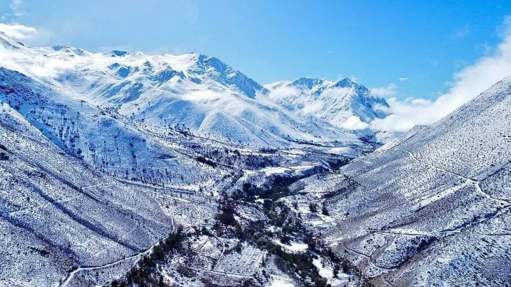 denis_cortes's tweet photo. Y porque la historia se cuenta completa, así se ve hoy nuestra cordillera. Absolutamente cubierta de ❄️ nos alegra mucho y por lo mismo muchas familias han llegado hasta el sector de #ElPiche hoy
#Illapel @MUNI_ILLAPEL https://t.co/8AO0oPCwiy