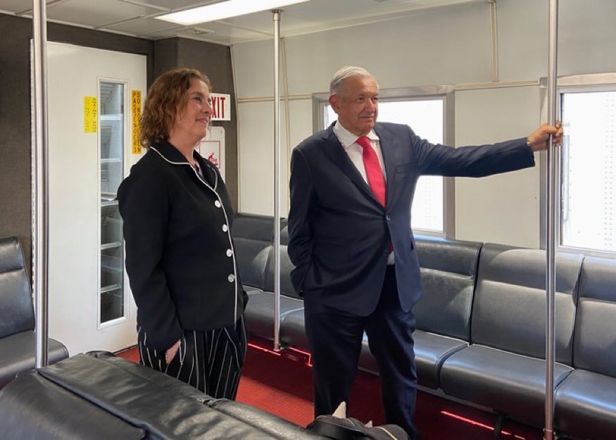 JacoZabludovsky's tweet photo. Al ver las fachas con las que se presentó en Washington la señora (en pijamas), se extraña la vestimenta de la compañera Esther, esposa del recién fallecido ex presidente Echeverría.

Este reportero no había visto algo igual en 50 años de cubrir esta clase de eventos.

#24Horas https://t.co/FbpcqRHJGU