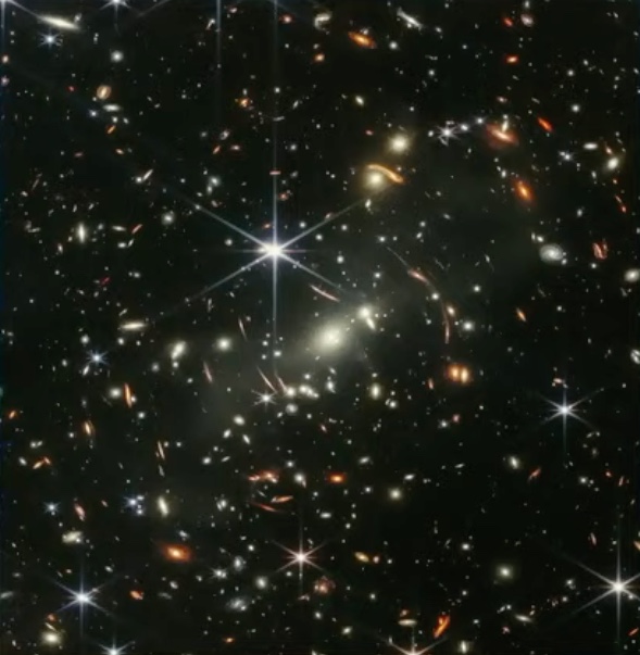 JPMajor's tweet image. The first full-color image from #JWST observations released to the public: galaxies and gravitational lensing contained within the space of “a grain of sand held at arm’s length."
Presented by @POTUS @JoeBiden on July 11, 2022 from the @WhiteHouse
#UnfoldTheUniverse #NASA