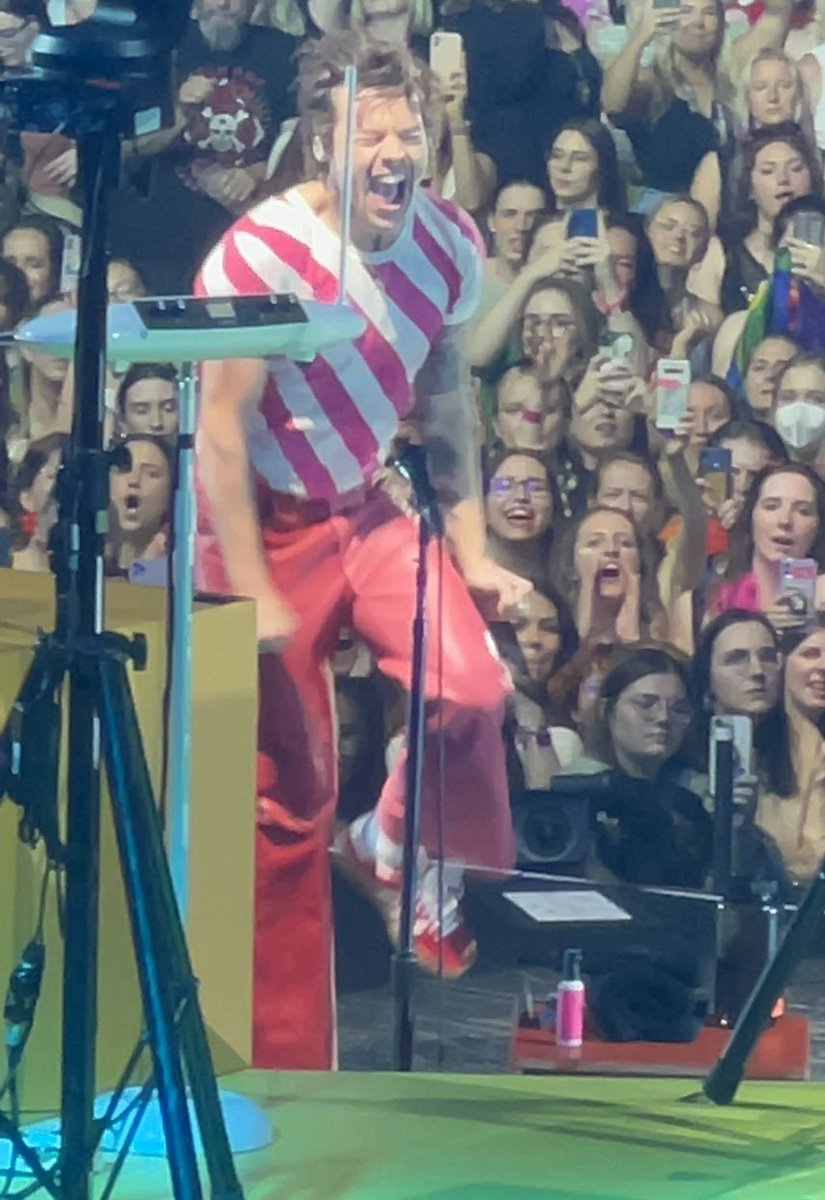 nimms__'s tweet photo. He did the family show again. But edging this time!! 💥🤯 https://t.co/e9dkY01vkl #hslotmunich https://t.co/yt9buQd3mF