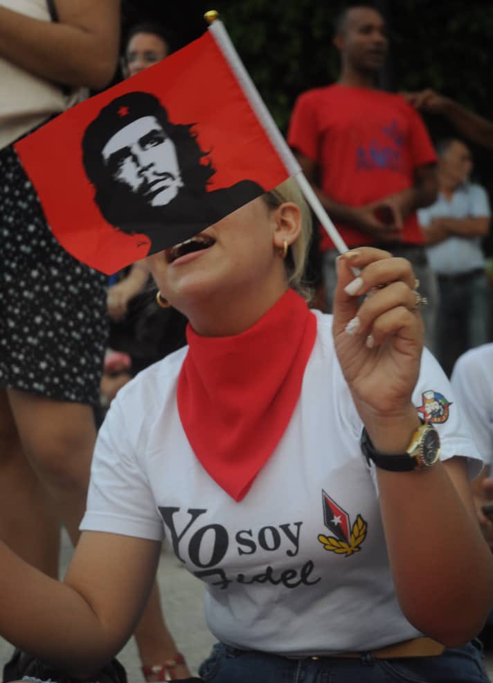 PanuelosRojos_'s tweet photo. "El revolucionario verdadero está guiado por grandes sentimientos de amor"

     ✍️ Che Guevara 

    #SemanaAntimperialista!!
#YoUsoPañueloRojo 🚩!!
#CubaPorLaPaz 🇨🇺!!
#NiTantitoAsí!! https://t.co/McUP80tHrP