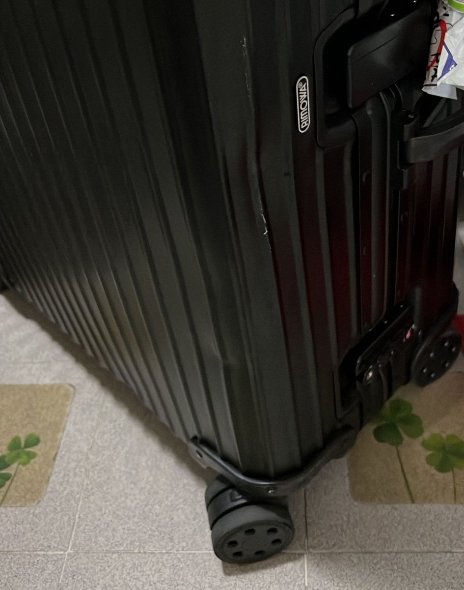 iviwong's tweet photo. @ThaiAirways luggage was late for 5 days and ended up dent and scratches all over. I need to stay in quarantine in HK without my clothes and tolietaries. Online claim form is not working. Which email i shlould send the complaint to ? https://t.co/sJL5kf2qZw