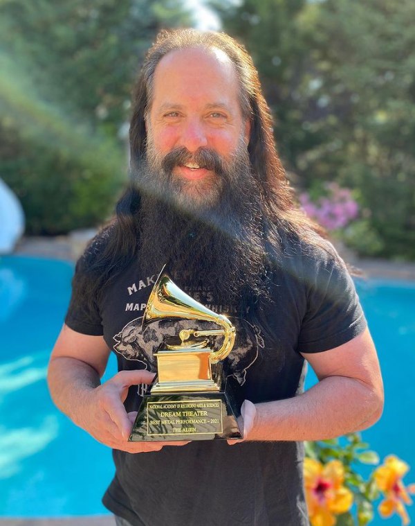 Happy 55 birthday to the amazing Dream Theater guitarist John Petrucci! 