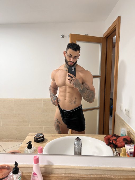 good night🫶🏻😈  https://t.co/Wy9fRe6Ox2 https://t.co/MWyzKHAzUy