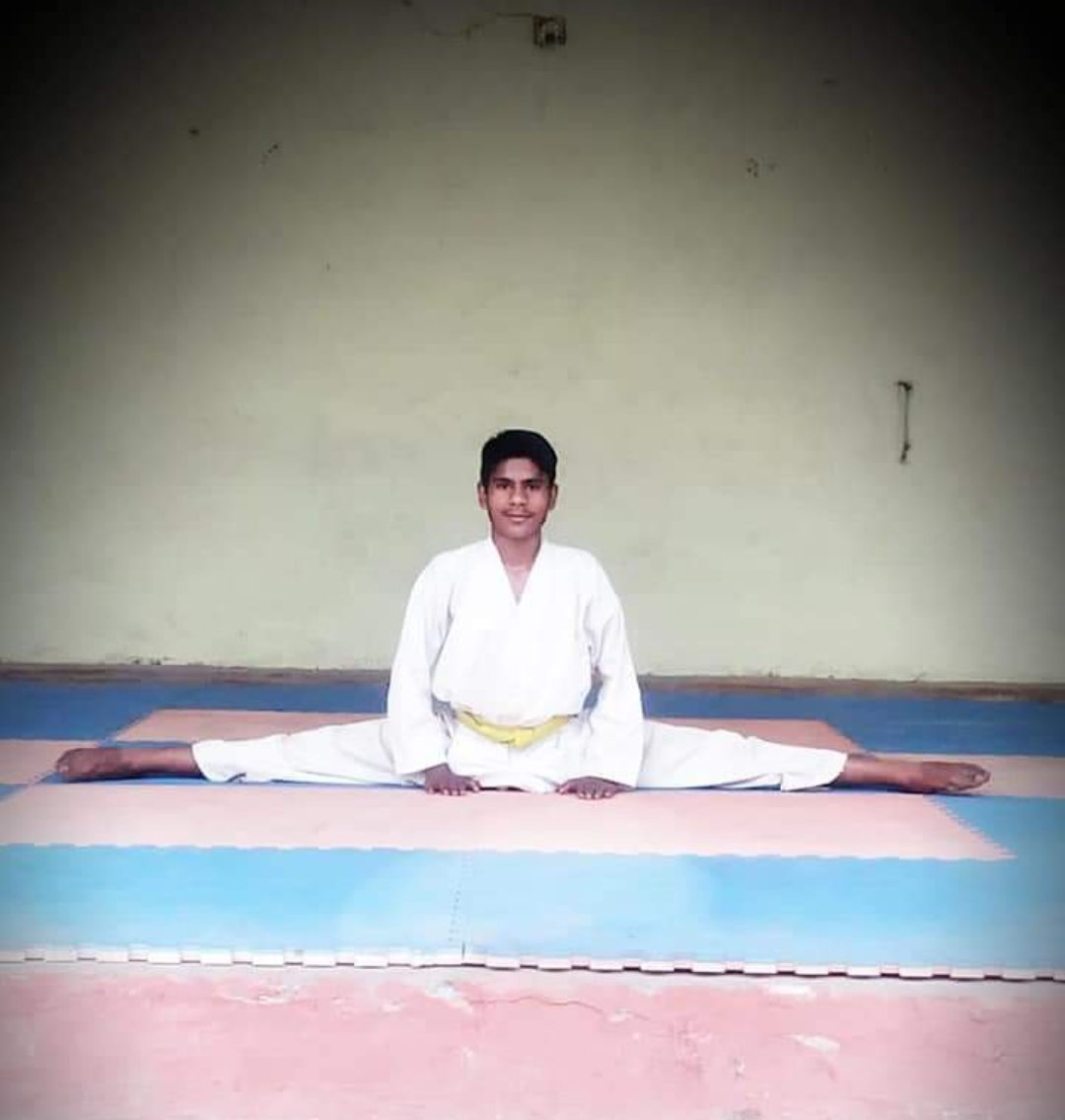 ArpanSakle's tweet photo. मेहनत इतनी खामोशी से करो की सफलता शोर मचा सके ! 🎯💯🥋
#karate
#indiakarate
#sportsman
#arpansakle https://t.co/B16bbXKhaN