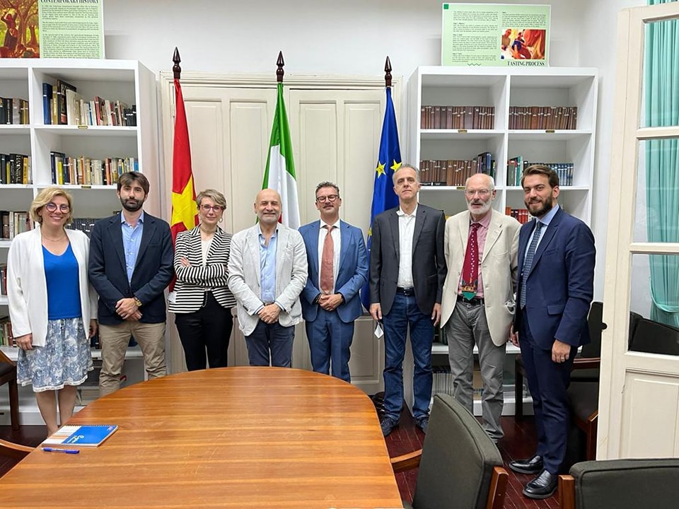 EmbassyItalian's tweet photo. Representatives of the main Italian agrifood business associations take part in the mission to Vietnam of the EU Commissioner for Agriculture. Meeting at Casa Italia on the first day of the mission to explore the perspectives of Italy's agrifood export. https://t.co/A0xZnUEpXB