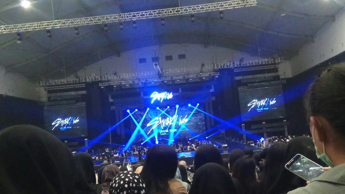 matestays's tweet photo. @caratstalk ini aku waktu skz pake 1 hall doang sih, dan aku ambil section yellow paling belakang dpt row terakhir juga. pict ke 3 mereka di extended stage, pict ke 4 di main stage https://t.co/FghSwnvGoX