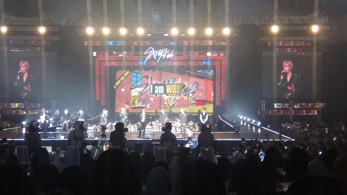 matestays's tweet photo. @caratstalk ini aku waktu skz pake 1 hall doang sih, dan aku ambil section yellow paling belakang dpt row terakhir juga. pict ke 3 mereka di extended stage, pict ke 4 di main stage https://t.co/FghSwnvGoX