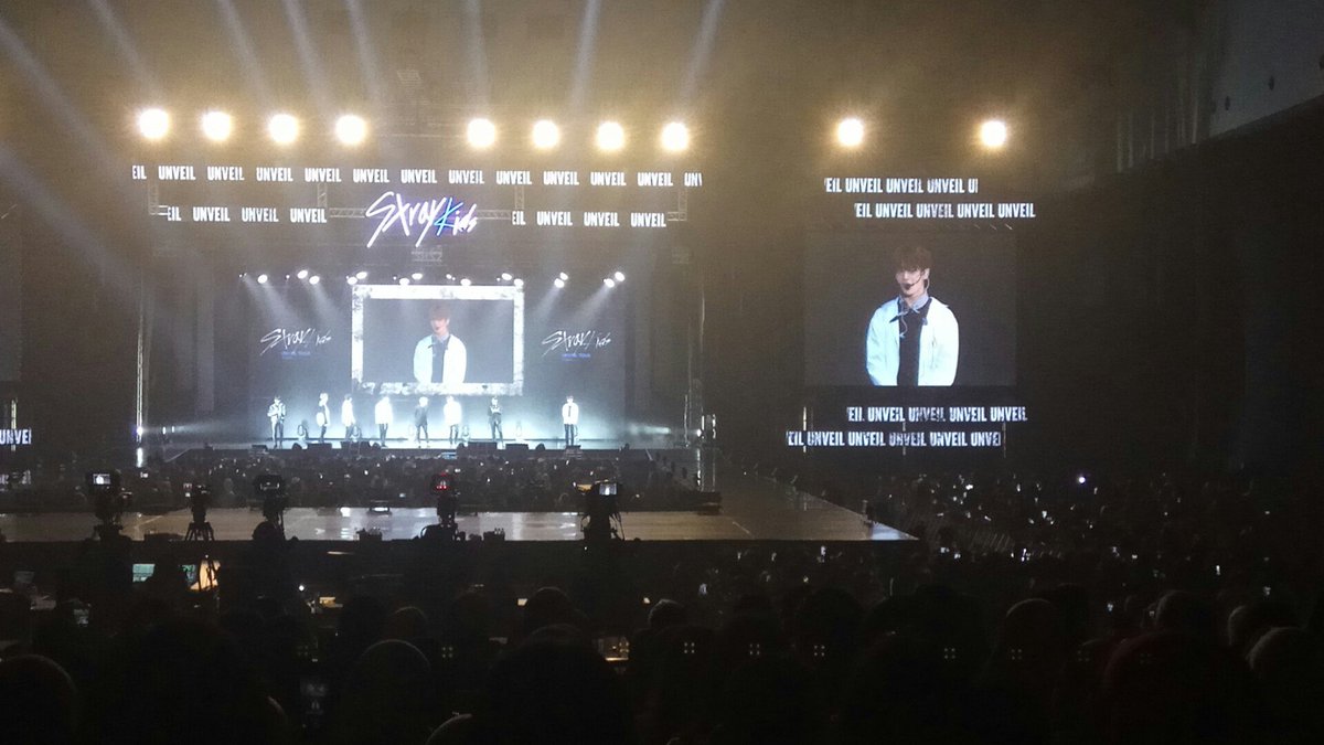 matestays's tweet photo. @caratstalk ini aku waktu skz pake 1 hall doang sih, dan aku ambil section yellow paling belakang dpt row terakhir juga. pict ke 3 mereka di extended stage, pict ke 4 di main stage https://t.co/FghSwnvGoX