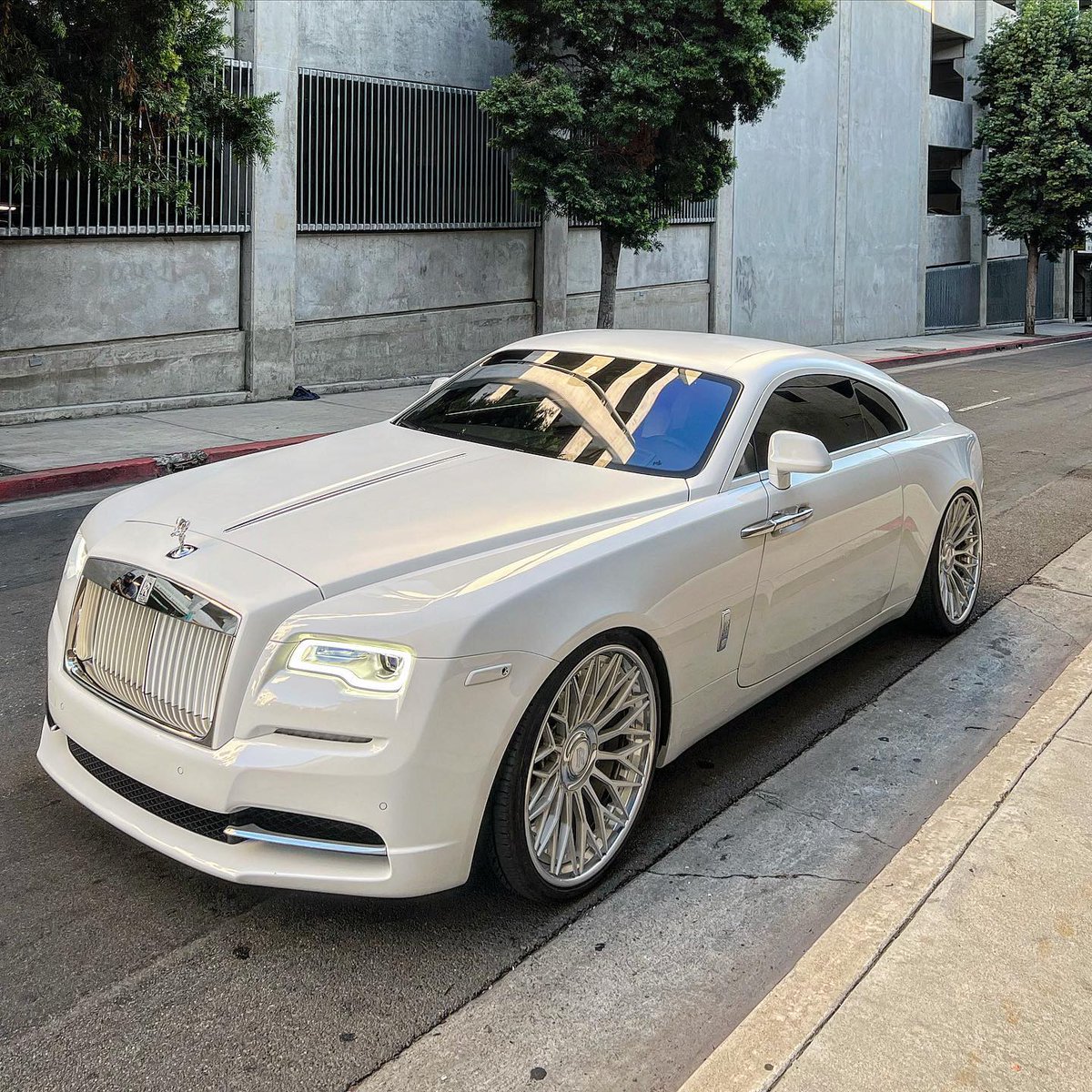 addict_auto's tweet photo. Rolls Royce Wraith🤍😍 https://t.co/hGAklbtvYE
