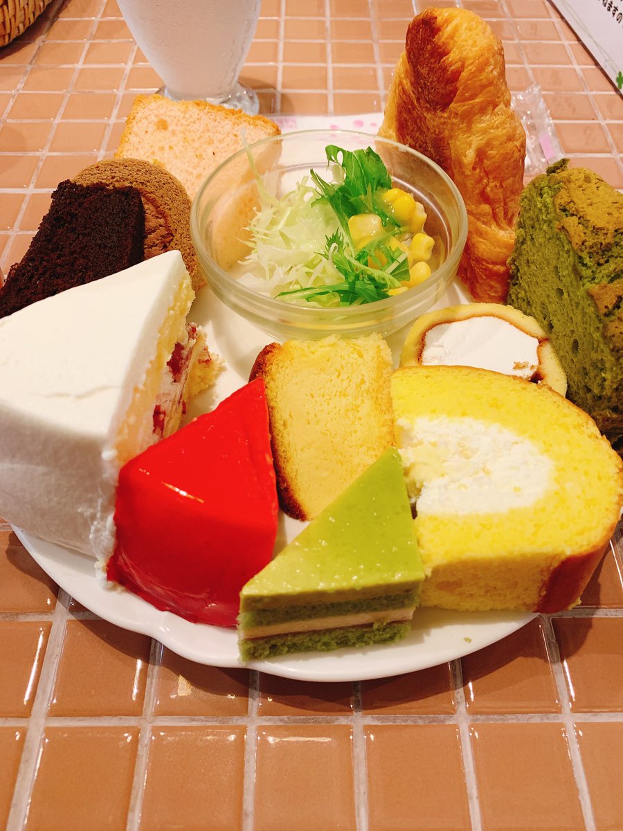 Mens97806655's tweet photo. モーニング文化の愛知ですがうっかりケーキ屋さんでモーニング頼むとこうなりますので気をつけようね……(大変美味しかったです) https://t.co/qYc3JFm0nJ