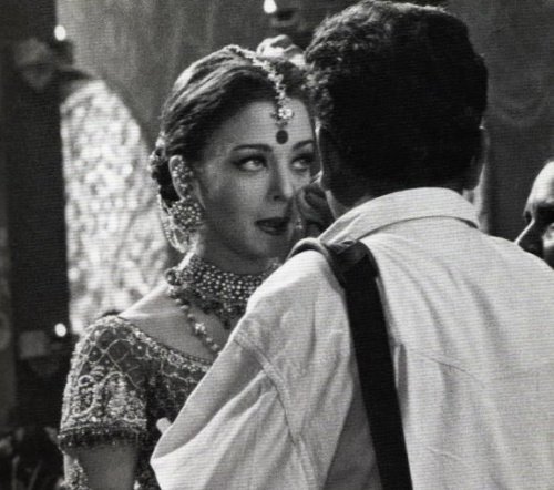 CinemaRareIN's tweet photo. Sanjay Leela Bhansali's #Devdas turns 20 today. 

Ft. @iamsrk #AishwaryaRai @MadhuriDixit @bindasbhidu @KirronKherBJP #AnanyaKhare @SmitaJayakar #DinaPathak @actormanojjoshi @milindgunaji &amp; #VijayendraGhatge.

Songs by #IsmailDarbar #BirjuMaharaj #NusratBadr &amp; @SameerAnjaan. https://t.co/PgvURA83NN