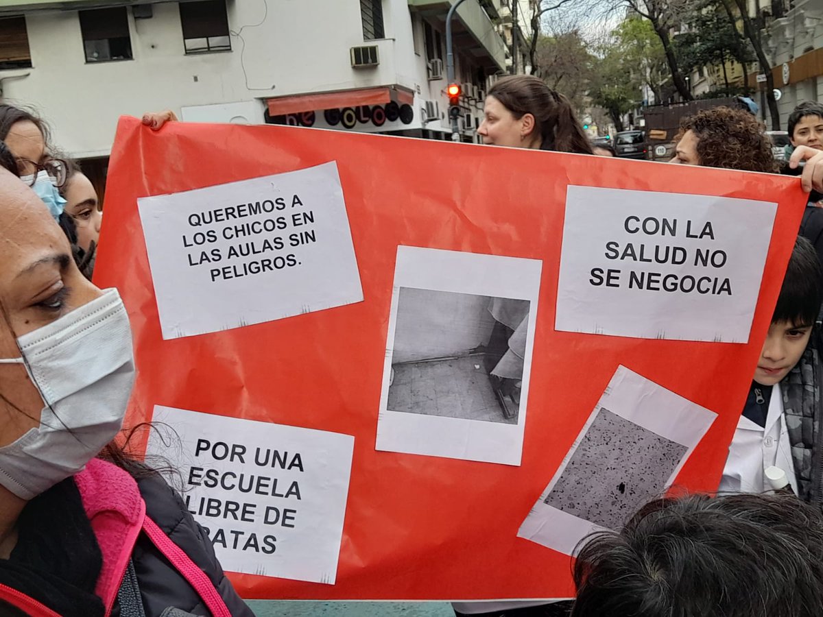 interareas8ute's tweet photo. Escuela 16 DE 8 reclamo urgente al Gobierno de la Ciudad por desratización y desalojo de roedores de la escuela. Con ratas no se puede estudiar!! https://t.co/zr0YEBeWfE
