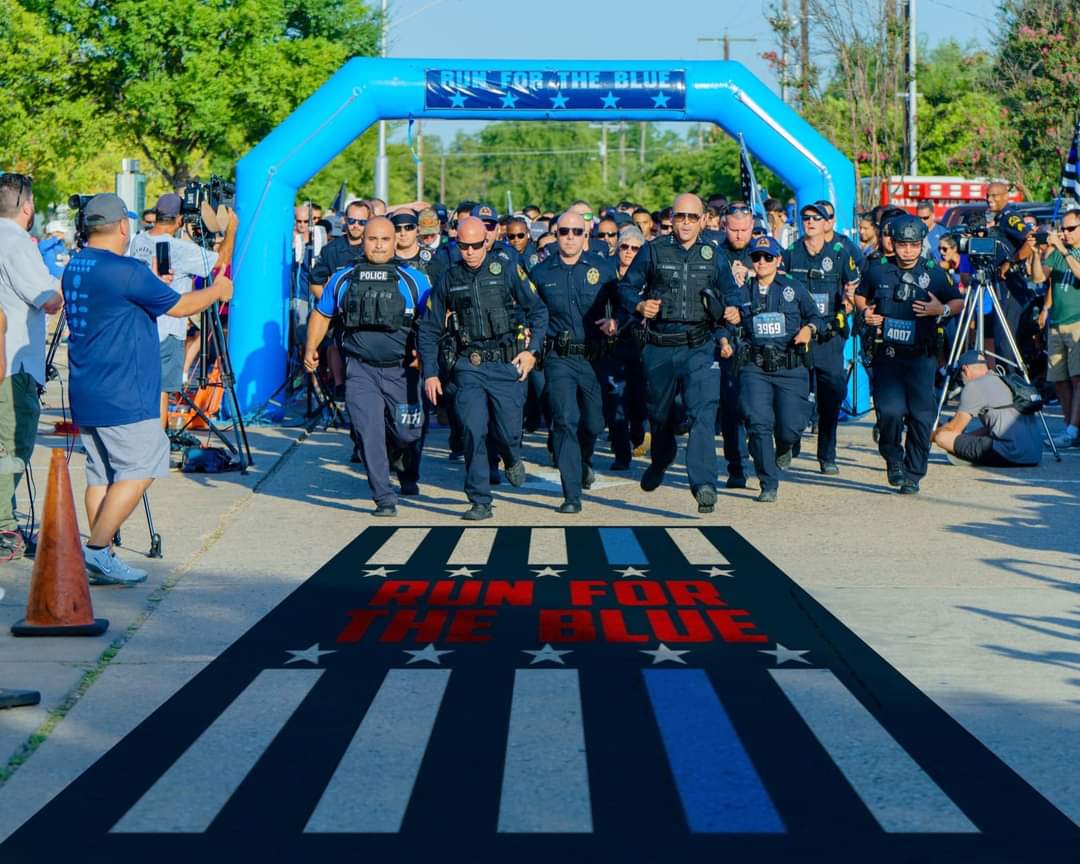 Capi2870's tweet photo. Is that our Sgt Guzman?? On the left.  @AChAshfordDCPD @commisshill https://t.co/GV507WjS5X