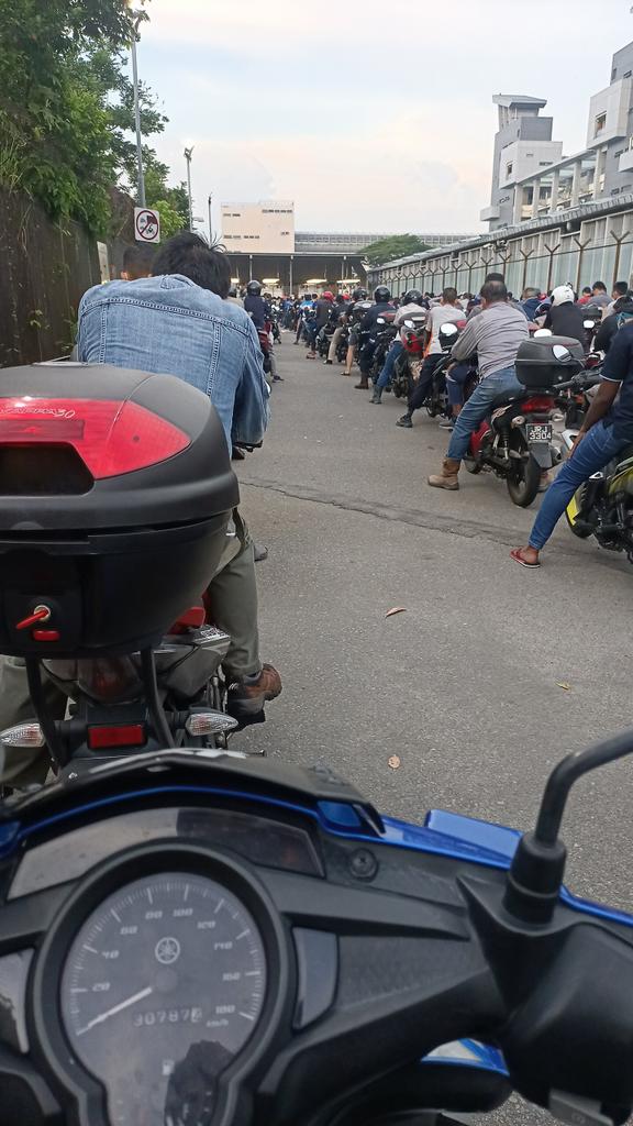 NazmiHanafiah's tweet photo. First time dapat lane laju, bukan kandang. Ini kalau rempit Singapore dekat TikTok memang awal lagi dah hesteg #PejuangDollar #RunSGD https://t.co/UxjNEuv3G8