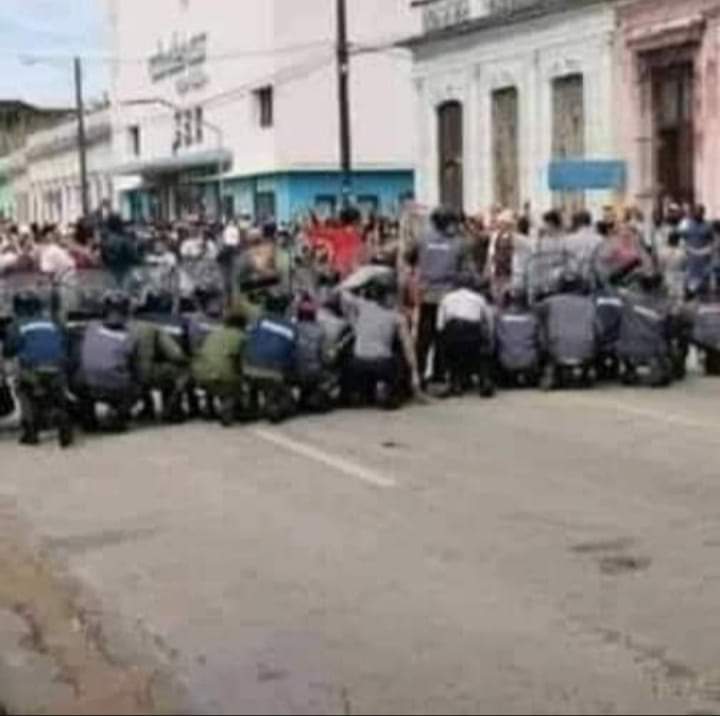 hectorvallef7's tweet photo. Hoy hace un año que la Dictadura Tembló, que el pueblo despertó
#11J #CubaEsUnaDictadura #SOSCuba #libertadparalospresospoliticosencuba #patriayvida
#11JCuba 
#EnCubaHayUnaDictadura 
#11Julio 
#Cuba 
#LibertadParaLosPresosPoliticos https://t.co/xWvRw1OtKB