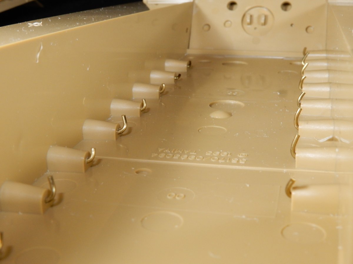 Yoshi84525254's tweet image. 【PantherG 進捗1】
プラモに触るのは２ヶ月振りですが、ドタバタしてたからそんに時間が経ったような気がしません🤔
下周りはサスにΦ0.8㎜の真鍮線を植えて簡単な可動式にしてみました😄　転輪が多いからウネウネ動く姿を想像すると楽しいですね😊
#タミヤ　#パンター　#PantherG