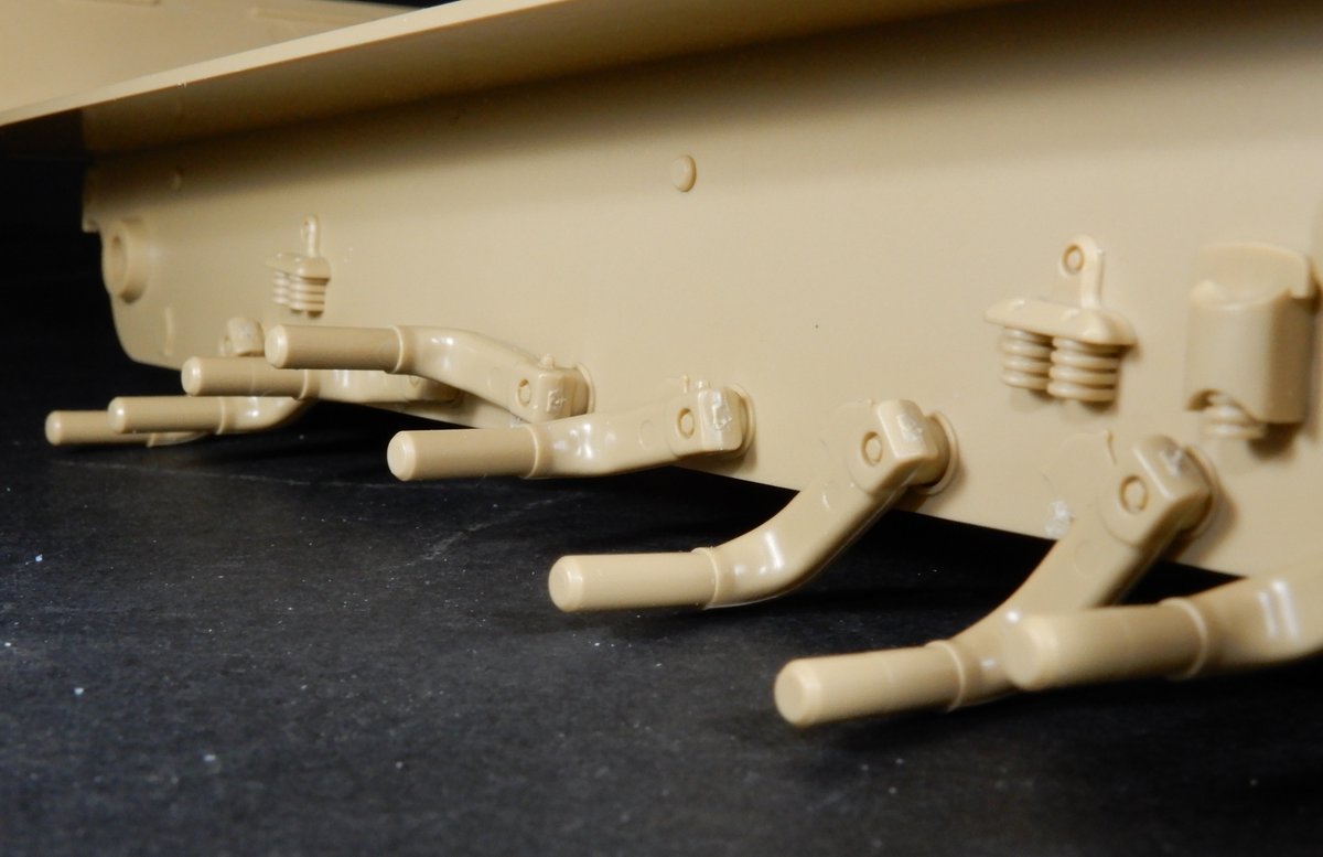 Yoshi84525254's tweet image. 【PantherG 進捗1】
プラモに触るのは２ヶ月振りですが、ドタバタしてたからそんに時間が経ったような気がしません🤔
下周りはサスにΦ0.8㎜の真鍮線を植えて簡単な可動式にしてみました😄　転輪が多いからウネウネ動く姿を想像すると楽しいですね😊
#タミヤ　#パンター　#PantherG