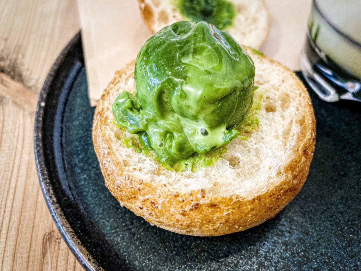 kichifan's tweet photo. 吉祥寺の挽きたて抹茶専門店【Capoon抹茶製造所】ココナッツ抹茶バターサンドは中にココナッツ×抹茶のトロットロのソースが…！南国の香りとバターのトロっとした食感が抹茶の絶妙なハーモニー。大人気のダーティー抹茶オレは美しい3層構造。甘い抹茶だけではなく、次第にエスプレッソが混ざり”大人な https://t.co/Z3VqgwpwNW