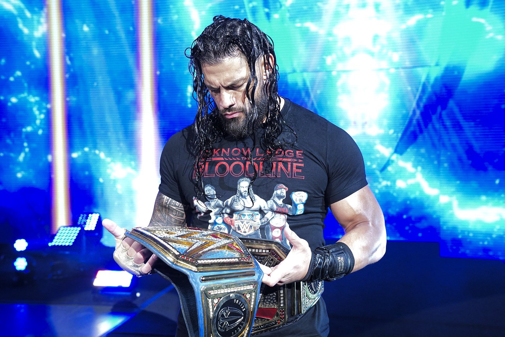 Roman hotsell reigns twitter