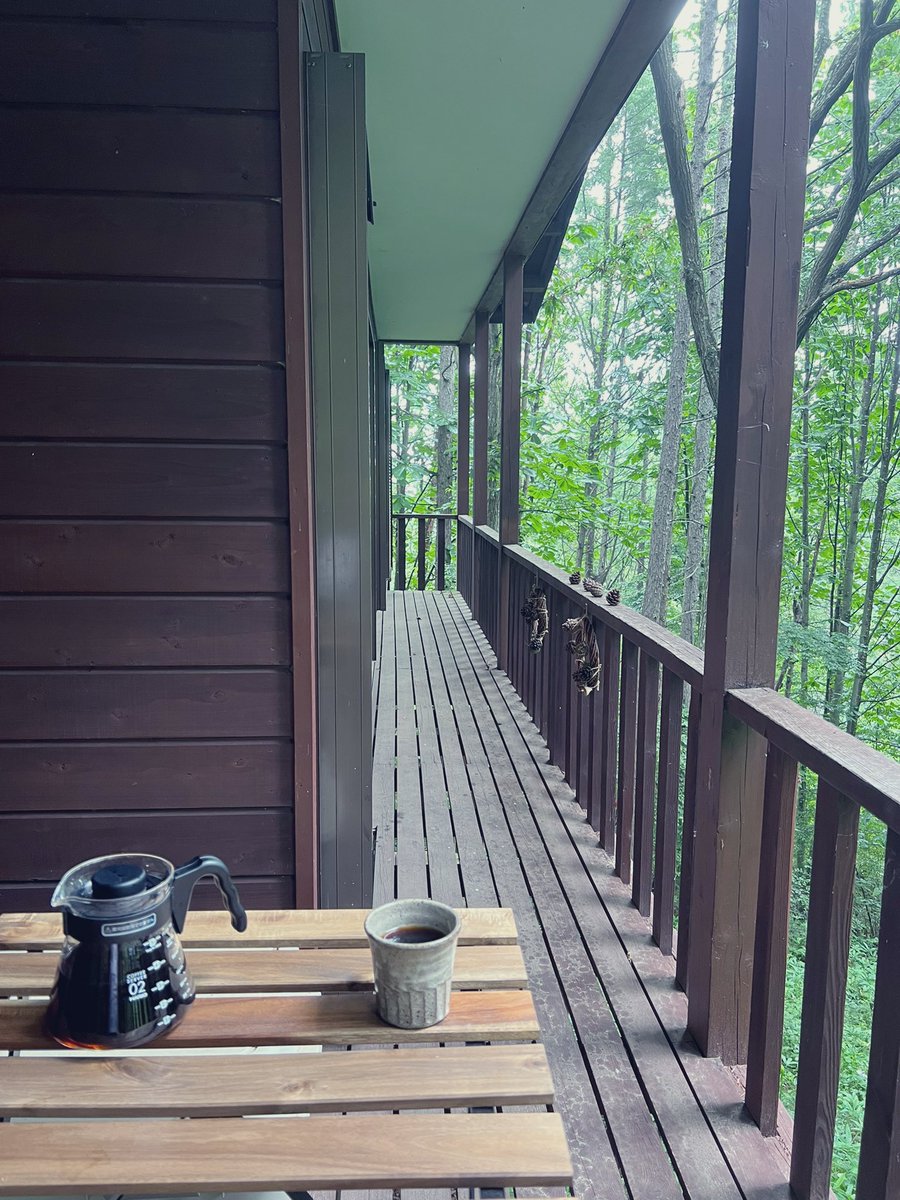 taka_snowlove's tweet photo. 雨の日の涼しいウッドデッキでコーヒー飲むの良いよね
ヒント:虫がいない笑
#baselife
#n2base https://t.co/jwyim1DqlV