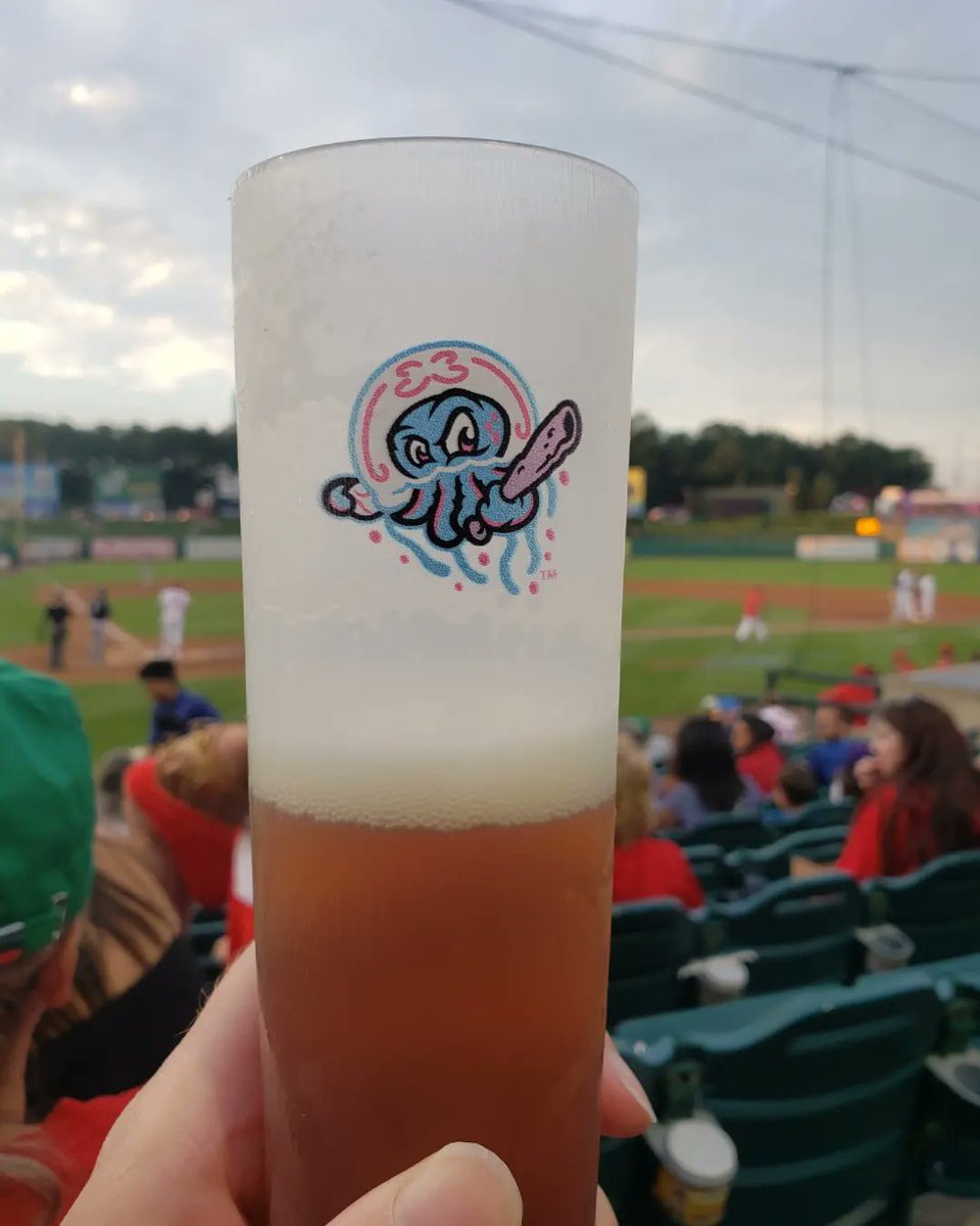 MLBFoodie's tweet photo. It's beer bat and souvenir ice cream helmet season! @BlueClaws @PhandemicKrew #blueclaws #clawsome #phillies #ringthebell #phandemickrew #mlbfoodie #milbisfun #milb https://t.co/hUKsvozjuP
