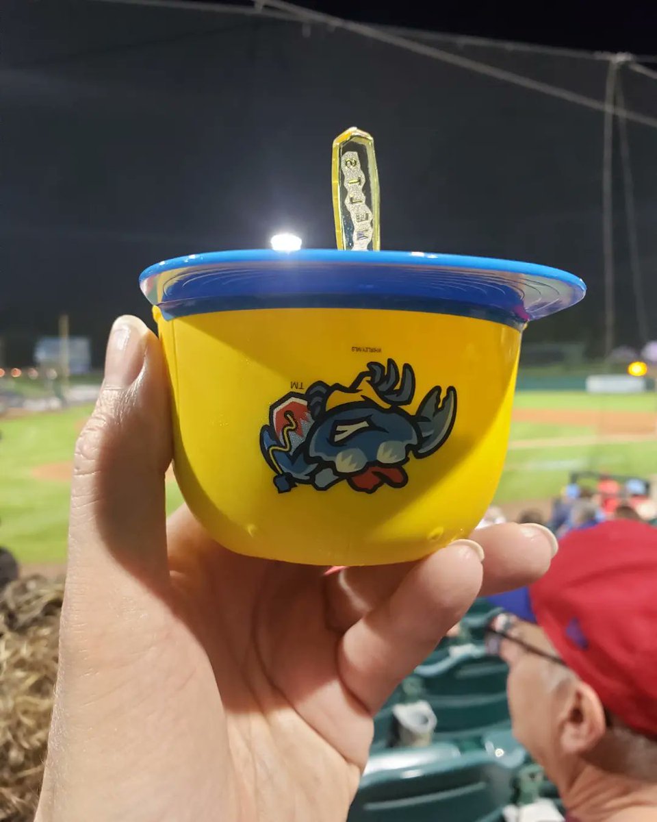MLBFoodie's tweet photo. It's beer bat and souvenir ice cream helmet season! @BlueClaws @PhandemicKrew #blueclaws #clawsome #phillies #ringthebell #phandemickrew #mlbfoodie #milbisfun #milb https://t.co/hUKsvozjuP