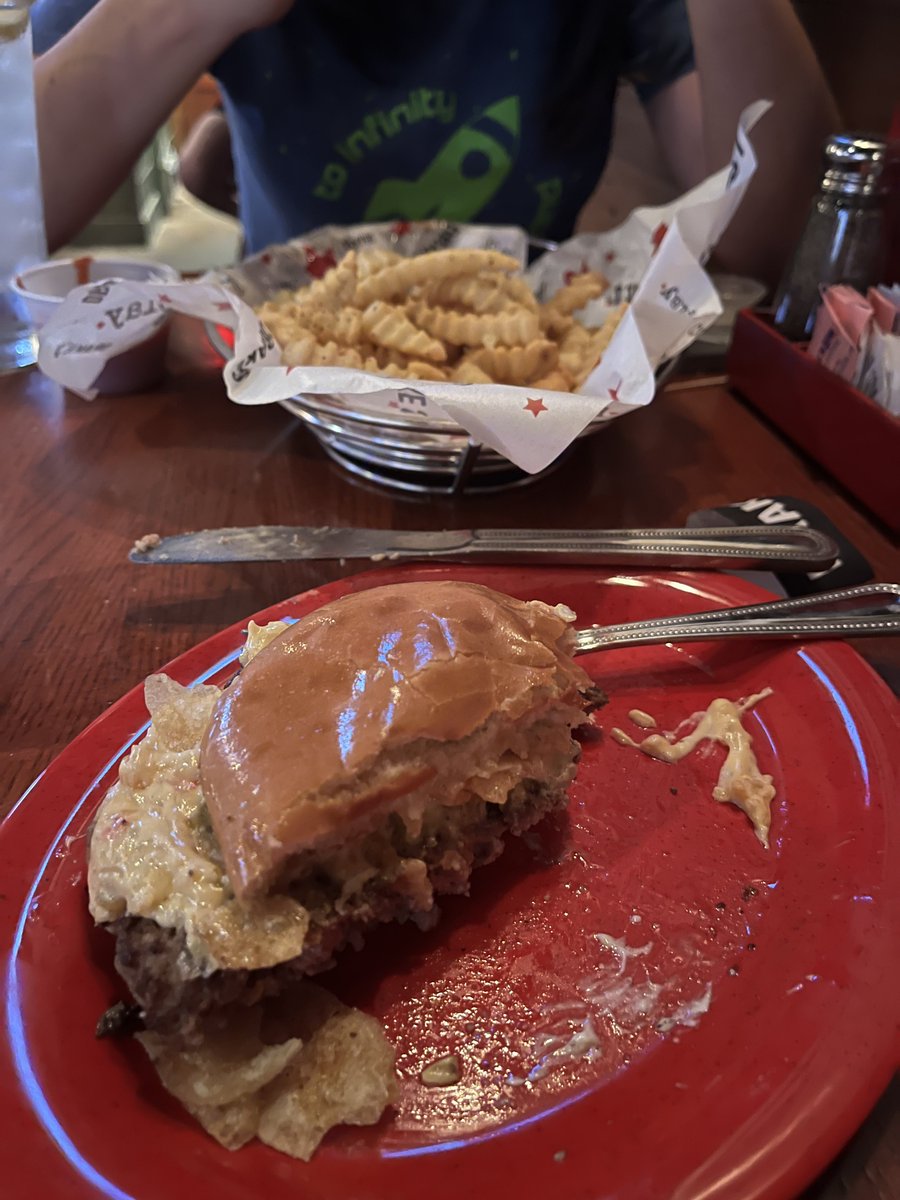 a_mills25's tweet photo. Burger #2 took us to @bhgrestaurants Drake’s for the southern comfort burger. Another year, another strong burger. Consistent, quality, tasty. Let’s keep it rolling, #LexBurgerWeek! #ShareTheLex https://t.co/gPKuiTX7ED