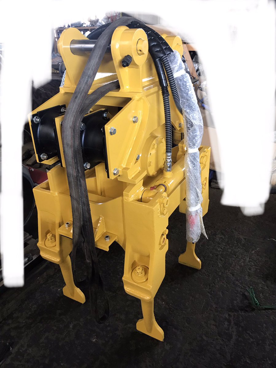 aichijukiman's tweet photo. おはよう御座います。
こちらがPC78UUT用4頭タイタンパ。アームに装着して、ネイルがバタバタ振動し、バラストを突き固めます。
#PC78UUT #4頭タイタンパ #軌陸仕様車 https://t.co/JcnC7XgCAf