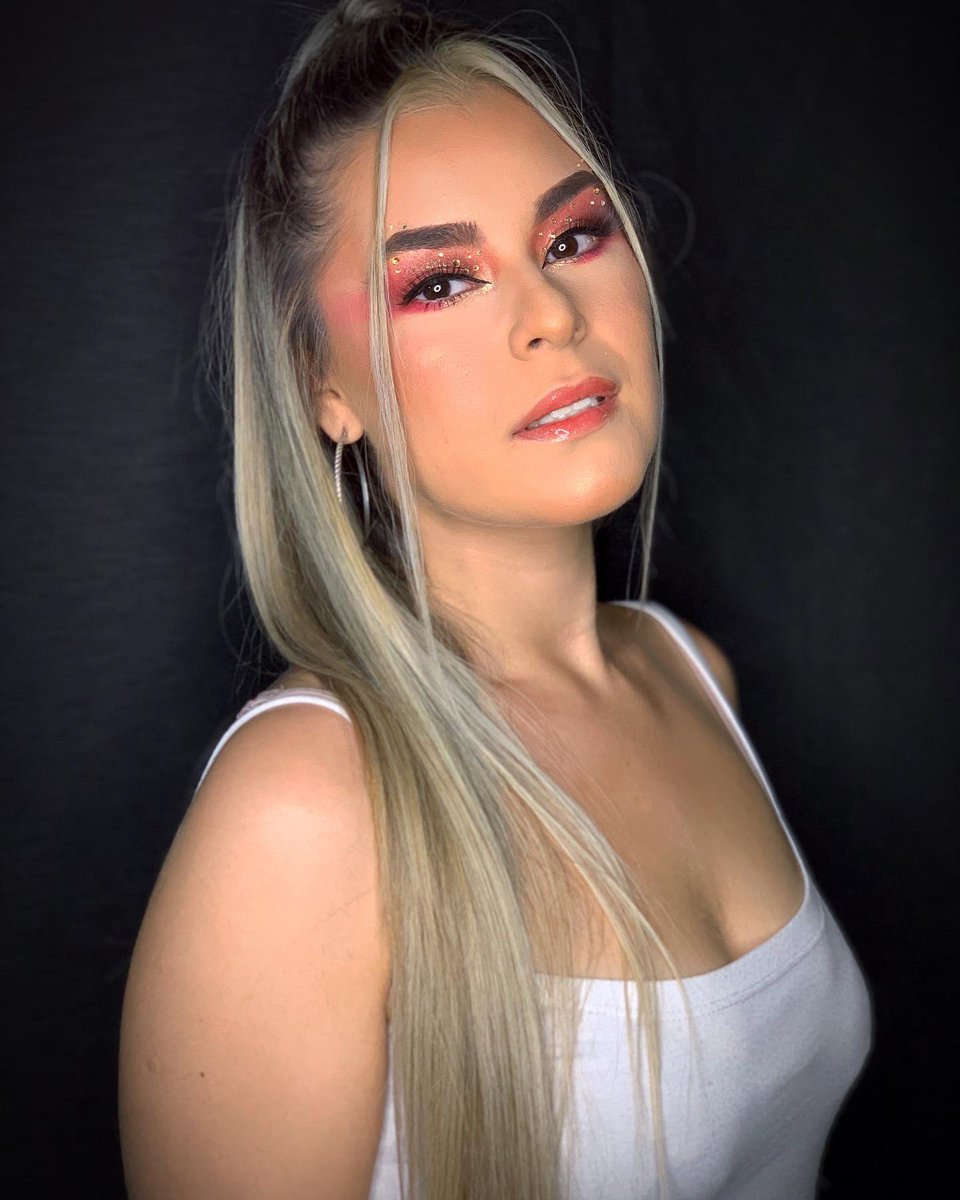 Luzparedesmake's tweet photo. 💓✨ 𝐿𝑢𝑙𝑦 💓✨
•
•
Miren lo que es el look de esta barbie @lulytorales_ 
Gracias por la confianza 💕
#makeup 
#makeupartist 
#maquillaje 
#maquillajecumpleaños 
#euphoria 
#euphoriamakeup https://t.co/KwZTkq4Yjt