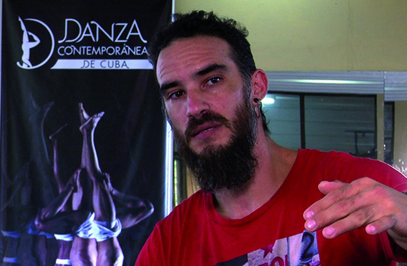 ahsjovenescuba's tweet photo. George Céspedes se construye de sus coreografías. Intentar descifrar su mundo interior es como asistir a la puesta de El último recurso o de Tú, hombre de Dios, el más reciente estreno de la compañía holguinera #Codanza
#AHSCuba
✍️ Por Claudia P. Domínguez
https://t.co/uYHOP7ngkr https://t.co/0RApn74W3P