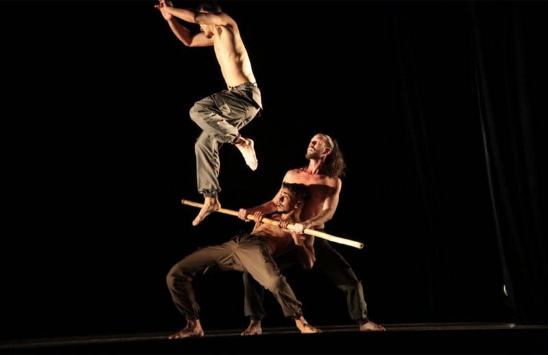 ahsjovenescuba's tweet photo. George Céspedes se construye de sus coreografías. Intentar descifrar su mundo interior es como asistir a la puesta de El último recurso o de Tú, hombre de Dios, el más reciente estreno de la compañía holguinera #Codanza
#AHSCuba
✍️ Por Claudia P. Domínguez
https://t.co/uYHOP7ngkr https://t.co/0RApn74W3P