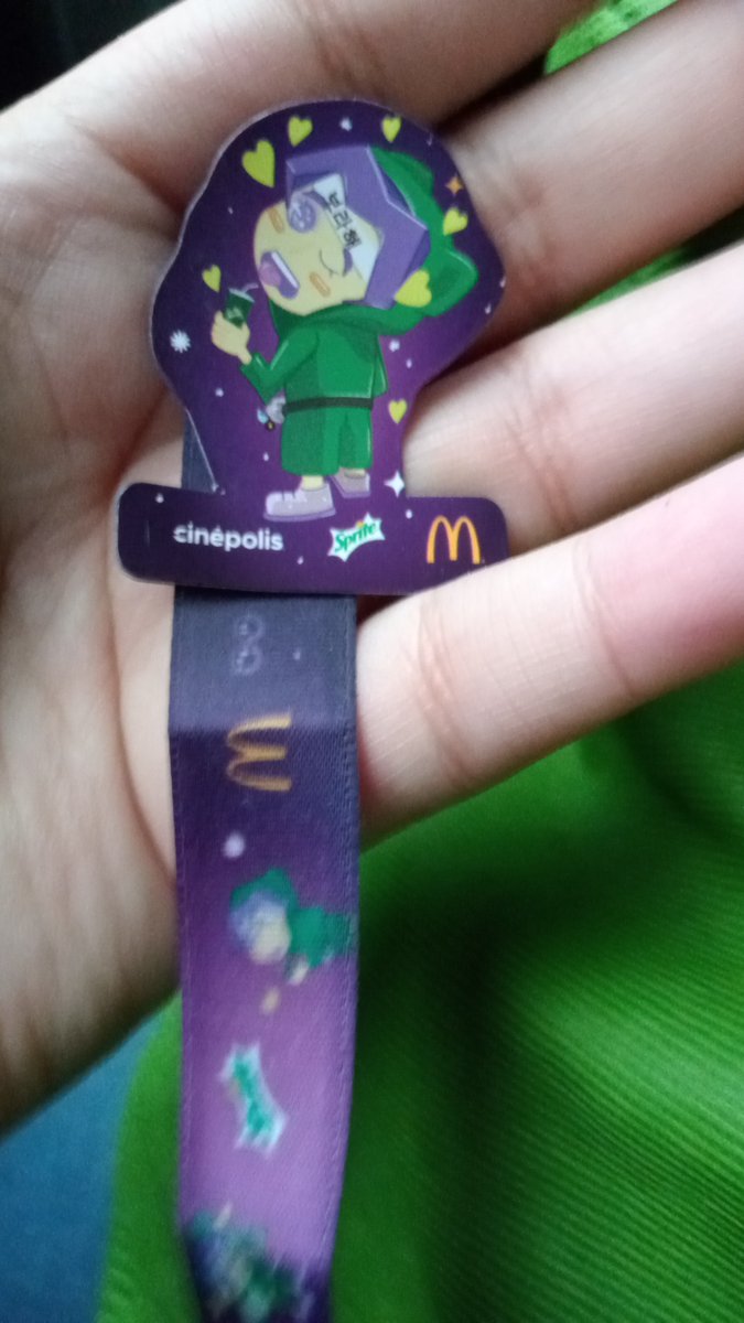 JossCp28's tweet photo. @Cinepolis @SpriteMx @McDonaldsMexico Tenía fe en qué el regalo "sorpresa" fuera algo de BTS, pero la verdad si termine como tonta y muy decepcionada por como jugaron con army. Sinceramente solo gaste mi dinero a lo tonto, por qué de verdad ni siquiera les pusieron buena calidad a sus regalos. 😑😐 https://t.co/MqWIf6Er0J