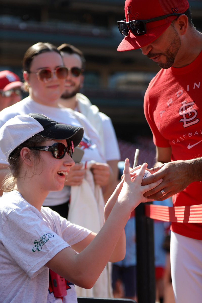 CardinalsCare's tweet photo. Before tonight’s game, Oliver Marmol hosted a group of fans from Without Limits Cheer, an organization that gives those with special needs an opportunity to take dance and cheer classes in an atmosphere where they all feel welcome with no judgment. #MarmolsMVPs https://t.co/GbhemkRPBK