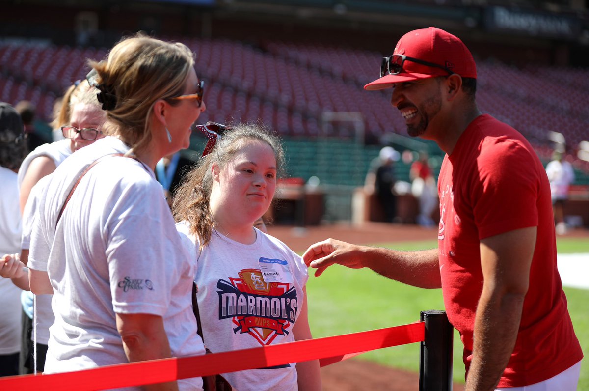 CardinalsCare's tweet photo. Before tonight’s game, Oliver Marmol hosted a group of fans from Without Limits Cheer, an organization that gives those with special needs an opportunity to take dance and cheer classes in an atmosphere where they all feel welcome with no judgment. #MarmolsMVPs https://t.co/GbhemkRPBK