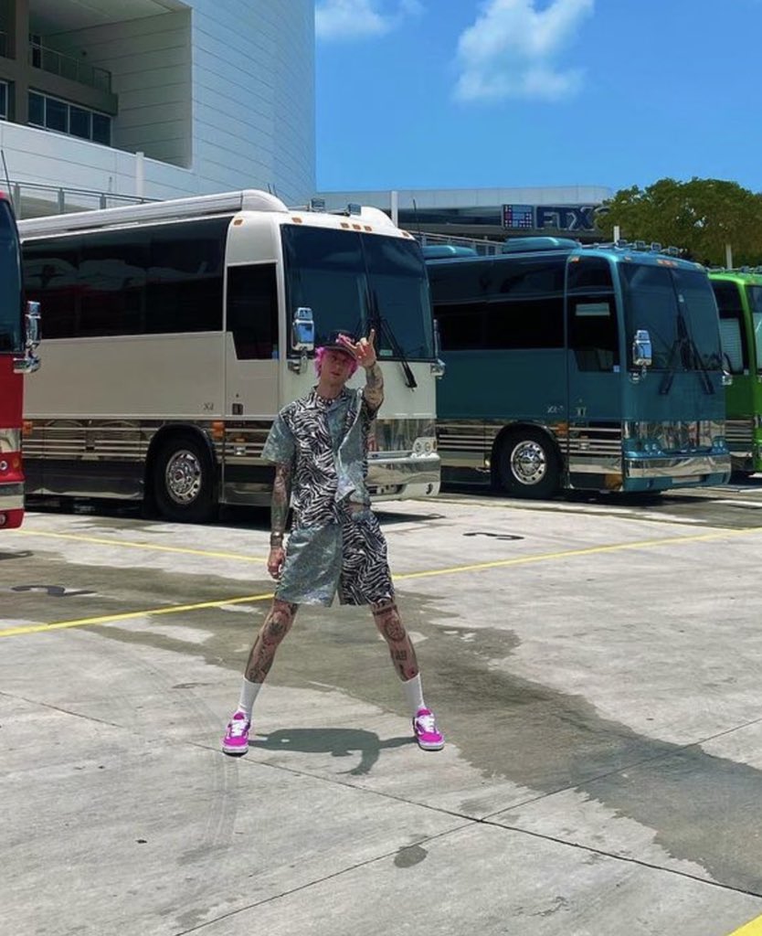 QueenT13XX's tweet image. Put those horns up!!! I was born with 😈 and love you so much @machinegunkelly EST knows this is your trade mark 🤘🏻🤘🏻🤘🏻🖤🖤🖤💖💖 #rapdevil