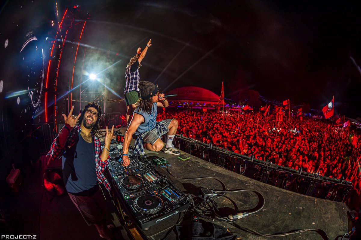 ProjectZ_Fest's tweet image. By a show of 🦘in the comments, how many felt personally victimized by @audiofreqdj during the 3 BLOKES set?🤪