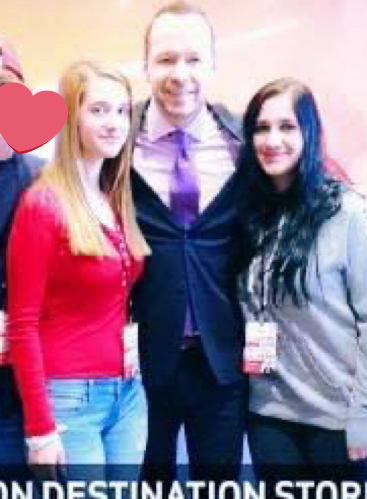 Blue_Soldier_'s tweet photo. @DonnieWahlberg got some last minute tickets to Fridays show! My sister and I hope to see you around 😉🙏🏼🥰 #throwback (forever grateful to win that Verizon competition) https://t.co/nKFw1BX6Oo