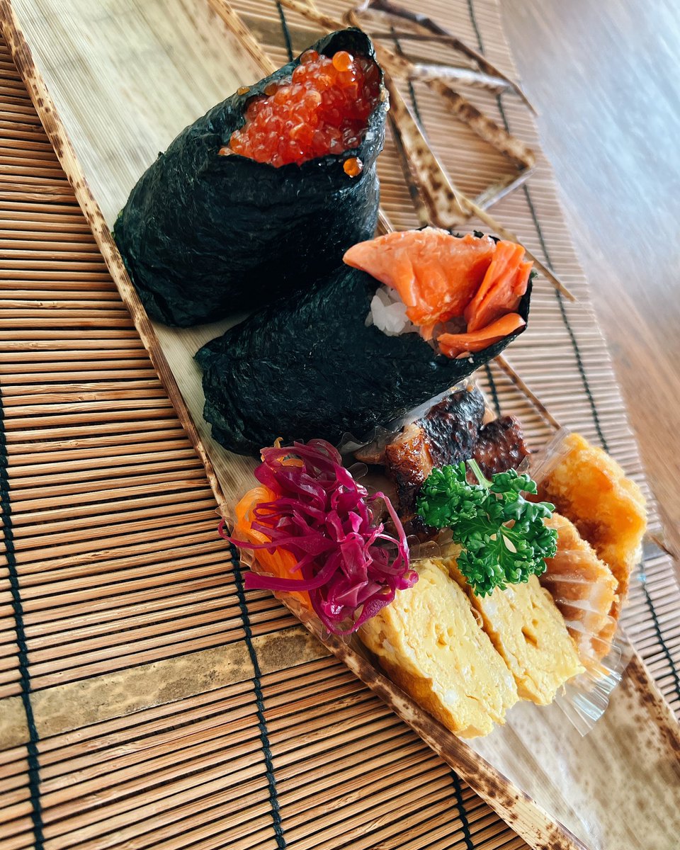 oddoobowl's tweet photo. おはようございます😊
今日のお弁当とおうちごはん
#お弁当　＃おにぎり　#鶏の塩麹焼き　#玉子焼き　#エビカツ　＃酢漬け　#お弁当作り楽しもう部 https://t.co/GhJblVa6n9