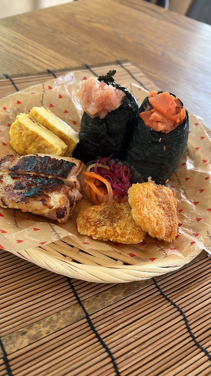 oddoobowl's tweet photo. おはようございます😊
今日のお弁当とおうちごはん
#お弁当　＃おにぎり　#鶏の塩麹焼き　#玉子焼き　#エビカツ　＃酢漬け　#お弁当作り楽しもう部 https://t.co/GhJblVa6n9