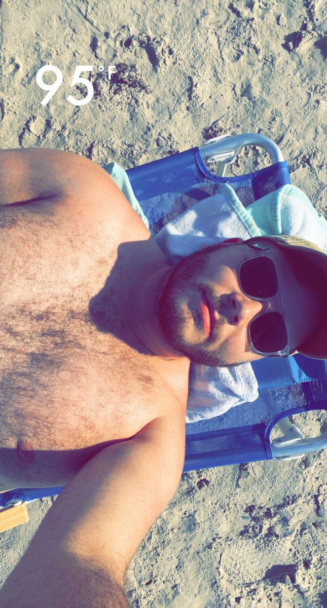 ttyyler's tweet photo. Beach day ☀️ 🌊 https://t.co/niELBPiQjl