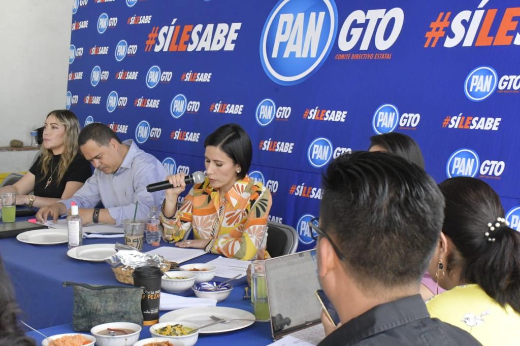 RosarioCoronaA's tweet photo. Siempre un gusto el trabajo que se desarrolla en la Sesión del Comité Directivo Estatal del @PANGuanajuato que de manera itinerante hoy trabajamos y acordamos desde el @cdmgto 🔵✌

Gracias a todas y todos, su trabajo y compromiso nos fortalece, somos un sólo PAN. https://t.co/Opp5BD8sVu