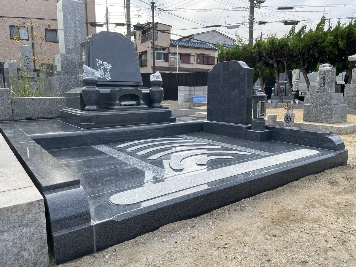 尼崎市営墓地で建墓工事を行いました👷暑い💦とにかく暑い💦4リッターの水分を持って行きましたが、足りませんでした…🥵#お墓#供養#デザイン#花柄 