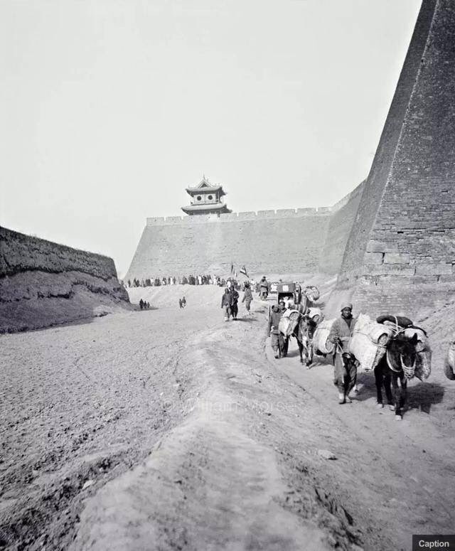 The old city wall of Fenyang, in China’s northern Shanxi Province, 1914. By American William Rockwell Leete.