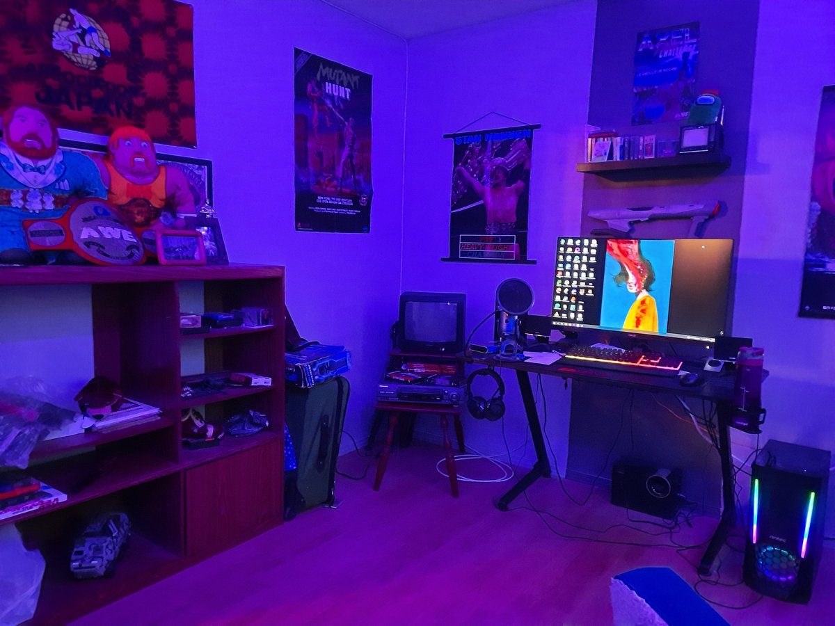 A_Wave92's tweet photo. Starting to love my little setup. Only thing missing is a shelf for my VHS's https://t.co/0g2TdVv1Fn