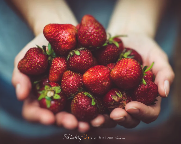 LeenaMahtani's tweet photo. Most of the #Health benefits of #Strawberries are due to their anti-inflammatory #Antioxidants. And also, strawberries are high in #Fiber, which helps to prevent constipation and helps to reduce #Inflammation in the #Gut. 🍓🍓🍓 https://t.co/AkI6zZAQNp