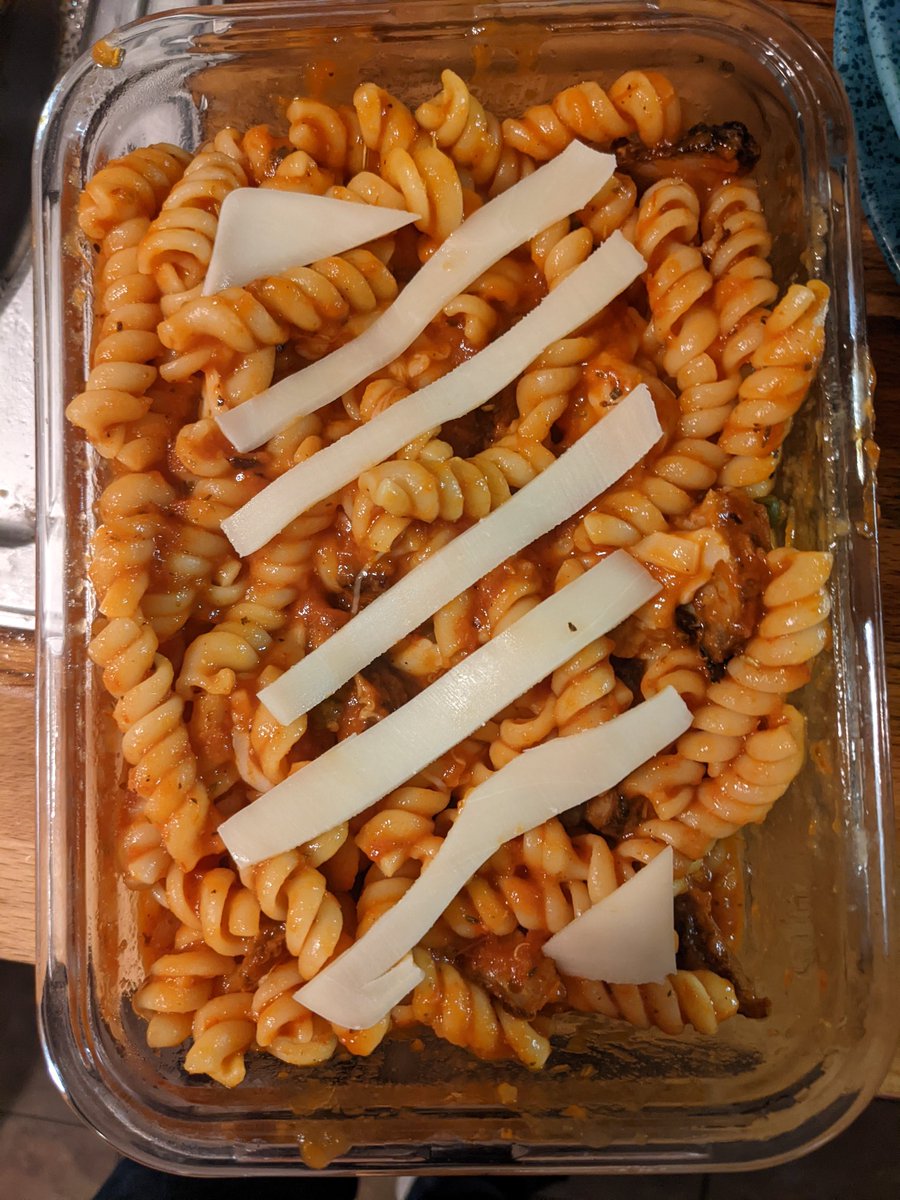 96fps's tweet photo. Ran out of parmesan.

So I will emulate the cheese with some stripes of freezer burned slices of low moisture Moz.

#mealhack
#minecraft
#pixelart
#cheesehexagon https://t.co/q8GG4Val6B