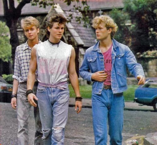 _satanroman's tweet photo. la mejor moda es la de los años 80'-90' y no pienso discutirlo https://t.co/AqLHImFg7c