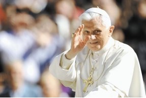 zenitespanol's tweet photo. Podemos confirmar desde Roma que el Papa emérito Benedicto XVI NO ha muerto https://t.co/EyfXpKXWfX